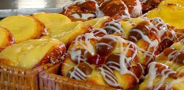 PÃO DOCE COM RECHEIO DE CREME