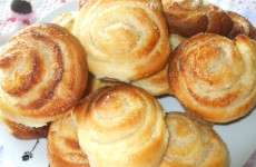 PÃOZINHO COM LEITE CONDENSADO E COCO RALADO